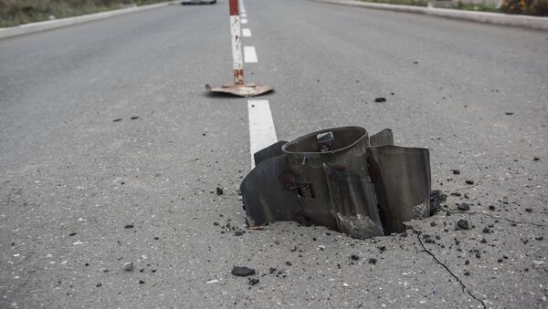 Neeksplodirana granata na ulici u Stepanakertu - Sputnik Srbija
