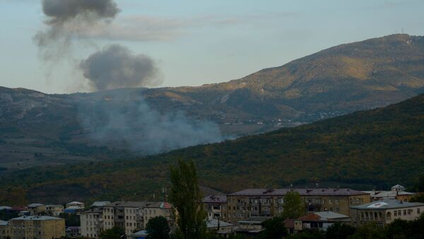 Dim se vije nakog granatiranja Stepanakerta u Nagorno-Karabahu od strane azerbejdžanskih Oružanih snaga - Sputnik Srbija