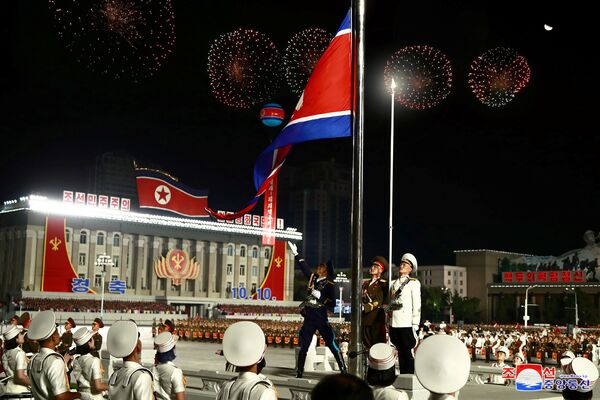 Подизање заставе Северне Кореје на војној паради  - Sputnik Србија