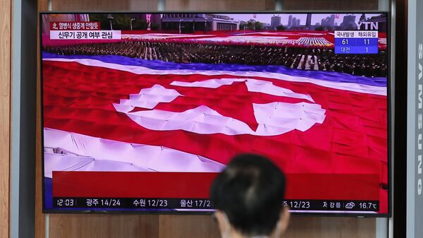 Трансляция военного парада в честь 75-летия Трудовой партии Северной Кореи на железнодорожном вокзале в Сеуле, Южная Корея - Sputnik Србија