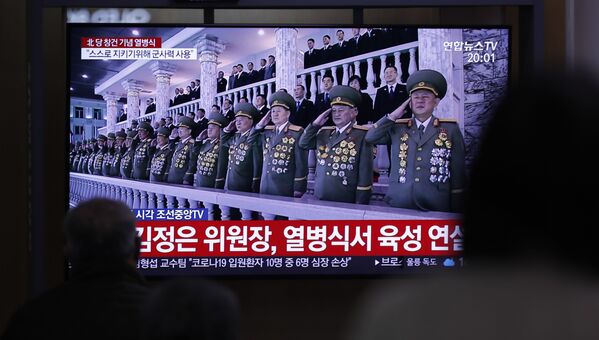 Директан пренос војне параде у Северној Кореји на железничкој станици у Сеулу.  - Sputnik Србија