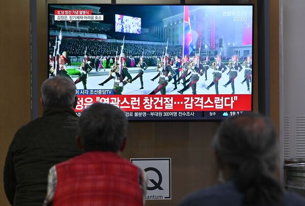 Директан пренос војне параде у Северној Кореји на железничкој станици у Сеулу.  - Sputnik Србија