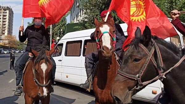 Присталице председника Киргизије Соронбаја Женбекова на митингу у Оши - Sputnik Србија