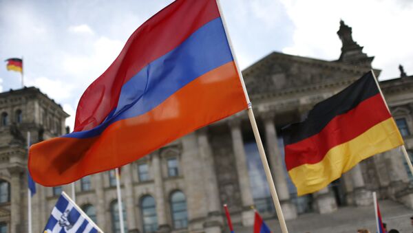 Zastave Jermenije i Nemačke ispred Rajhstaga u Berlinu - Sputnik Srbija