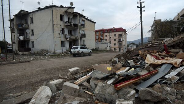 Stambene zgrade u Stepanakertu oštećene u granatiranjima Nagorno-Karabaha - Sputnik Srbija