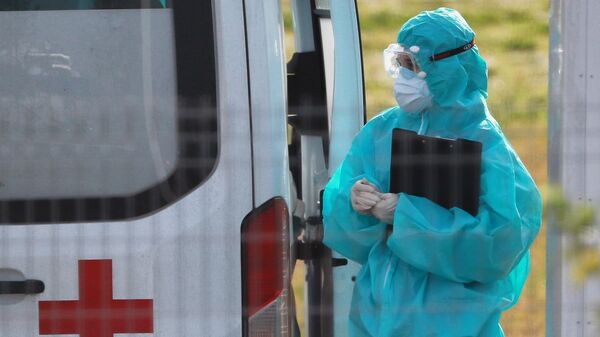 Lekar hitne pomoći ispred kovid bolnice  - Sputnik Srbija