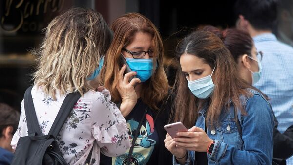 Devojke nose zaštitne maske - Sputnik Srbija
