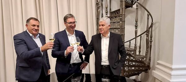  Predsednik Srbije Aleksandar Vučić sa srpskim članom Predsedništva BiH Miloradom Dodikom i predsednikom HDZ BiH i zamenikom predsedavajućeg Doma naroda Parlamentarne skupštine BiH Draganom Čovićem.  - Sputnik Srbija
