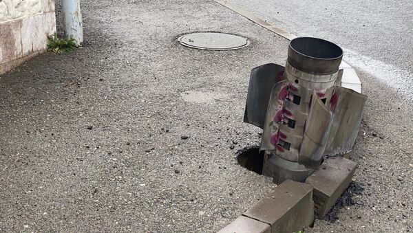 Neeksplodirana granata sistema Smerč na ulici u Stepanakertu - Sputnik Srbija
