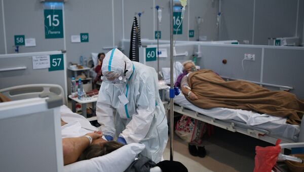 Лекар у привременој болници за пацијенте са ковидом у Москви - Sputnik Србија