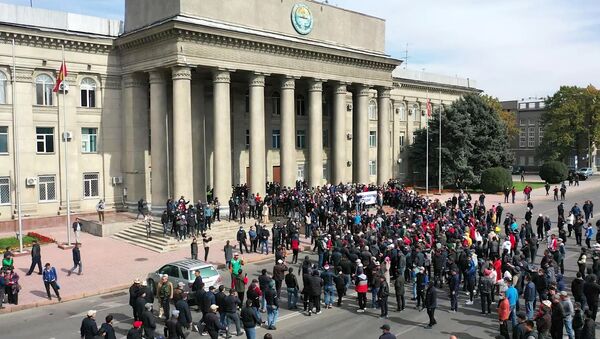 Митинг подршке Садиру Жапарову испред зграде Владе Киргизије у Бишкеку - Sputnik Србија