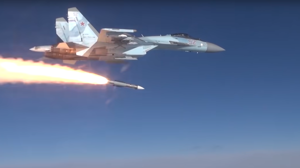 Пуск российской ракеты воздух-воздух Р-37М с истребителя Су-35С - Sputnik Србија