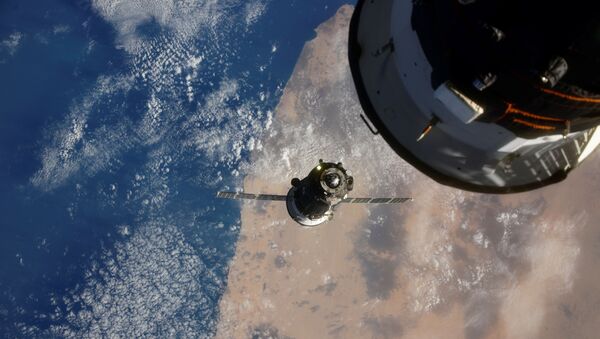Svemirski brod Sojuz MS-17 sa posadom pre spajanja sa modulom Rasvet na Međunarodnoj svemirskoj stanici - Sputnik Srbija