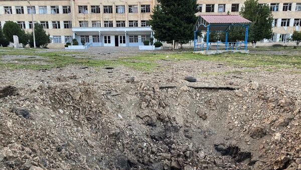 Кратер од гранате која је погодила двориште школе у Степанакерту током сукоба у Нагорно-Карабаху - Sputnik Србија