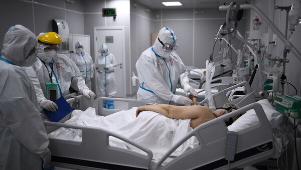 Лекари и пацијент у ковид болници  - Sputnik Србија