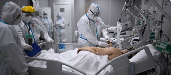 Lekari i pacijent u kovid bolnici Lekari i pacijent u kovid bolnici - Sputnik Srbija