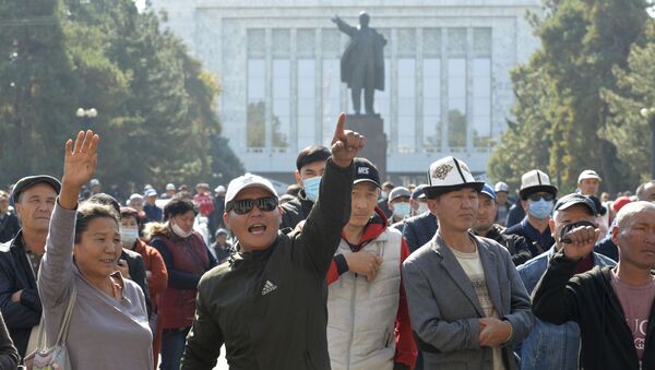 Демонстранти испред зграде Владе Киргизије у Бишкеку - Sputnik Србија