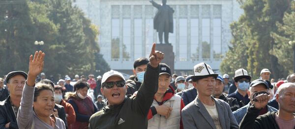 Demonstranti ispred zgrade Vlade Kirgizije u Biškeku - Sputnik Srbija