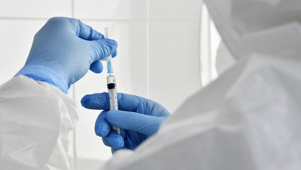 Medicinska sestra priprema vakcinu protiv kovida - Sputnik Srbija
