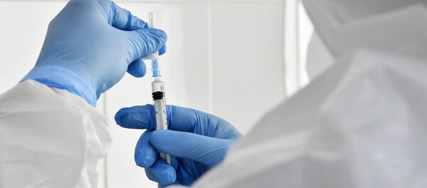 Медицинска сестра припрема вакцину против ковида - Sputnik Србија