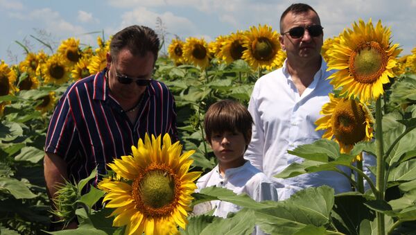 Васа Вранеш као једанаестогодишњи Огњен у проводу са оцем и његовим пријатељем - Sputnik Србија