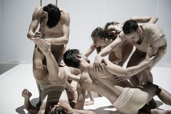 Pleše li u „Izgubljenim pejzažima” Dunje Jocić poslednji homo sapijens? - Sputnik Srbija