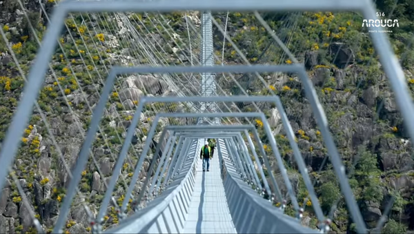 Ускоро отварање најдужег висећег пешачког моста на свету  - Sputnik Србија
