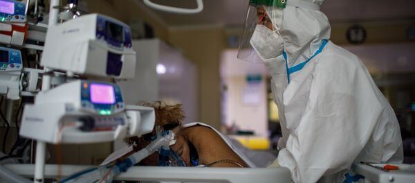 Медицинска сестра у јединици интензивне неге у ковид болници - Sputnik Србија