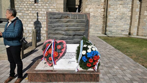 Положени венци на обновљени споменик погинулим Црвеноармејцима - Sputnik Србија