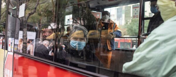 Путници носе маске у градском превозу - Sputnik Србија