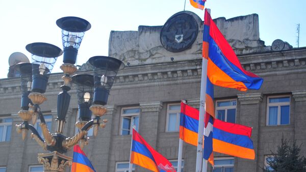 Zastave ispred predsedničke palate u Stepanakertu u Nagorno-Karabahu - Sputnik Srbija