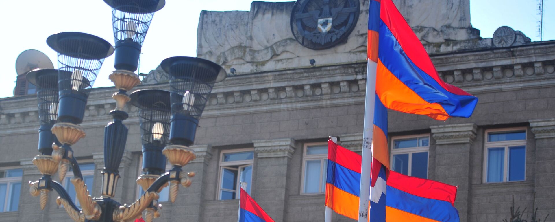 Zastave ispred predsedničke palate u Stepanakertu u Nagorno-Karabahu - Sputnik Srbija, 1920, 18.10.2020