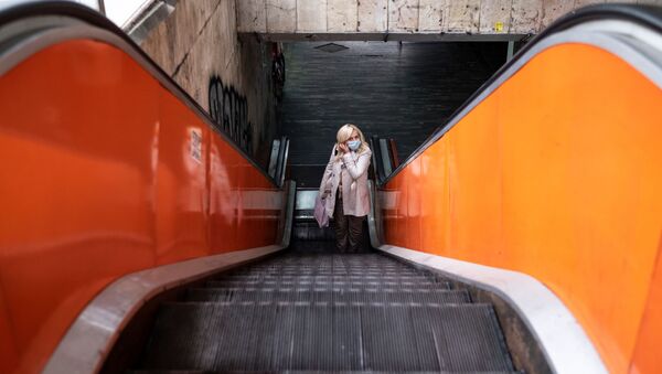 Žena sa maskom u terazijskom podzemnom prolazu - Sputnik Srbija