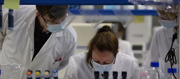 Лаборанты в лаборатории компании Johnson & Johnson в Бельгии - Sputnik Србија