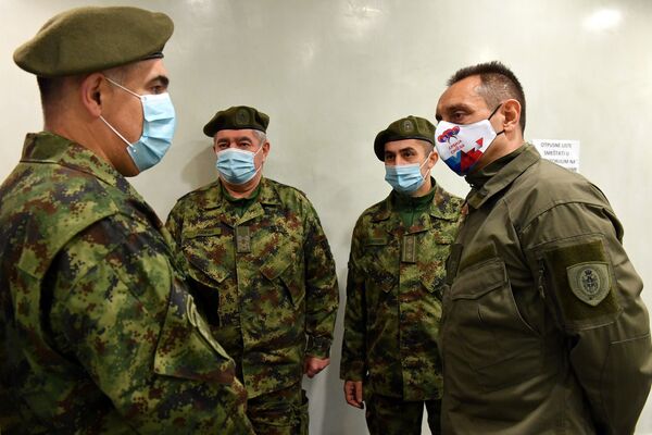 Vulin danima šalje istu poruku zaštitnom maskom: Šta na njoj piše /foto/ - Sputnik Srbija