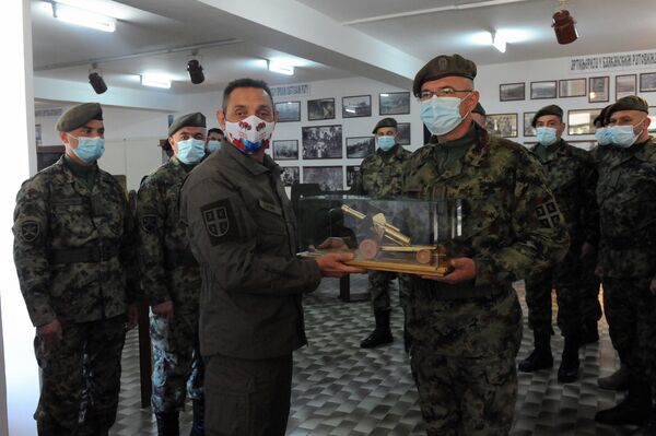 Vulin danima šalje istu poruku zaštitnom maskom: Šta na njoj piše /foto/ - Sputnik Srbija