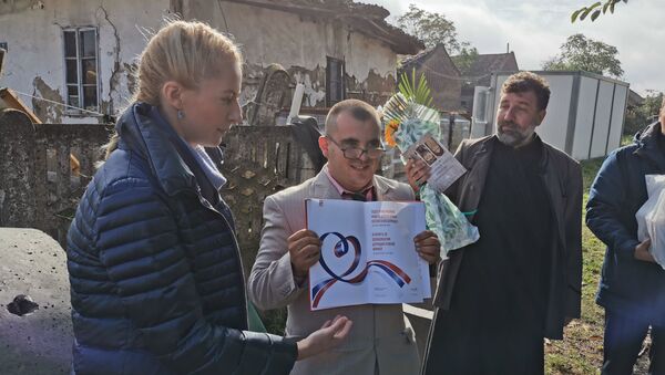 Vladimir Kojanić u rukama drži svoju prvu knjigu - Sputnik Srbija