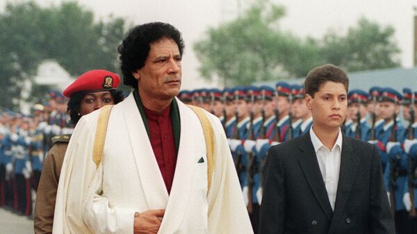 Libijski vođa Moamer el Gadafi sa sinom Sejfom el Islamom u Beogradu na Samitu nesvrstanih 1989. godine - Sputnik Srbija