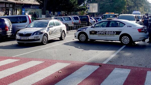 Policijska vozila ispred banke u kojoj otmičar drži 19 osoba u gruzijskom Zugdidiju - Sputnik Srbija