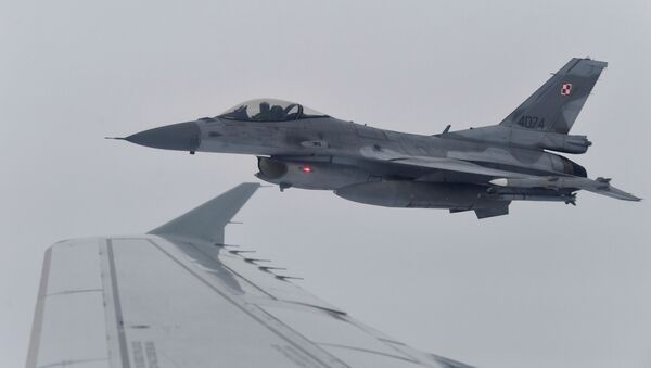 Авион Ф-16 пољског ратног ваздухопловства током војних вежби НАТО-а - Sputnik Србија