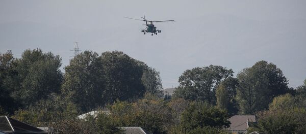 Azerbejdžanski helikopter leti iznad Nagorno-Karabaha - Sputnik Srbija