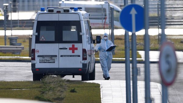 Lekar hitne pomoći ispred bolnice u Moskvi - Sputnik Srbija