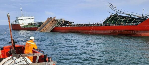 Tanker General Azi Aslanov oštećen u eksploziji na Azovskom moru, dovučen je do luke Kavkaz - Sputnik Srbija