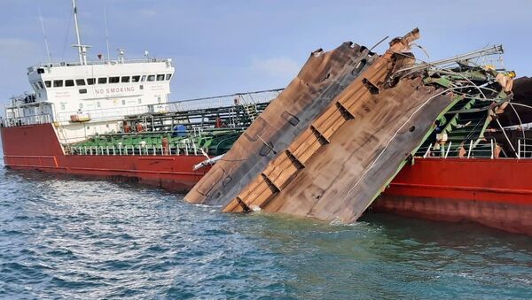 Оштећени танкер Генерал Ази Асланов на коме се десила експлозија на Азовском мору - Sputnik Србија