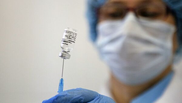 Здравствена радница припрема вакцину против ковида - Sputnik Србија