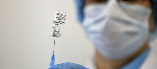 Zdravstvena radnica priprema vakcinu protiv kovida - Sputnik Srbija