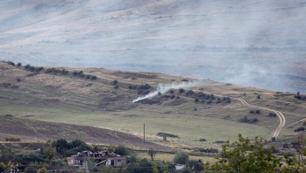 Дим у предграђу Мартунија у Нагорно-Карабаху након азербејџанског гранатирања - Sputnik Србија