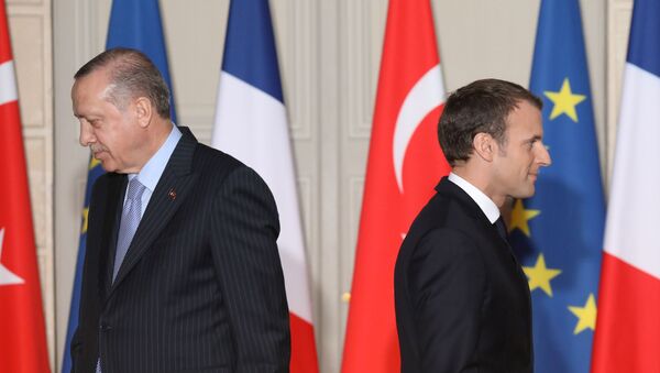 Француски председник Емануел Макрон и турски председник Реџеп Тајип Ердоган   - Sputnik Србија