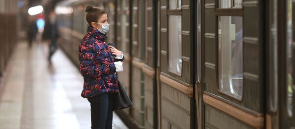 Девојка са маском у московском метроу Девојка са маском у московском метроу - Sputnik Србија