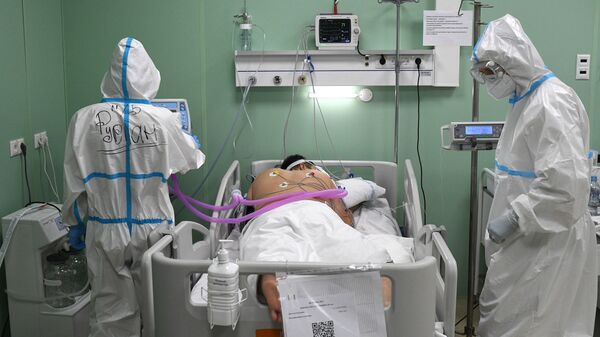 Lekari daju terapiju pacijentu u privremenoj bolnici za pacijente sa kovidom u Moskvi - Sputnik Srbija